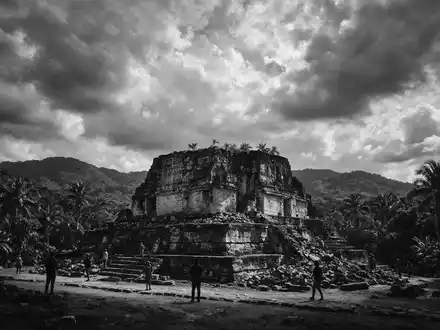 Schwarzweiss-Reportagebild vom Wahrzeichen Ruinen von Copan in Copan Ruinas Honduras, dokumentarische Reisefotografie mit starken Kontrasten - Foto: THN