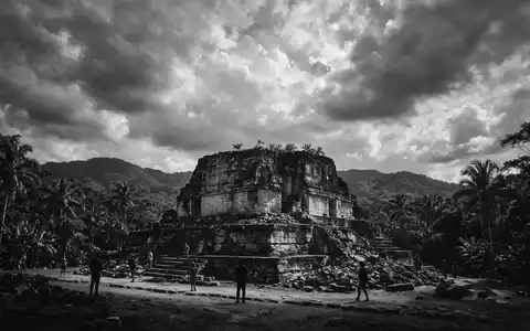 Schwarzweiss-Reportagebild vom Wahrzeichen Ruinen von Copan in Copan Ruinas Honduras, dokumentarische Reisefotografie mit starken Kontrasten - Foto: THN