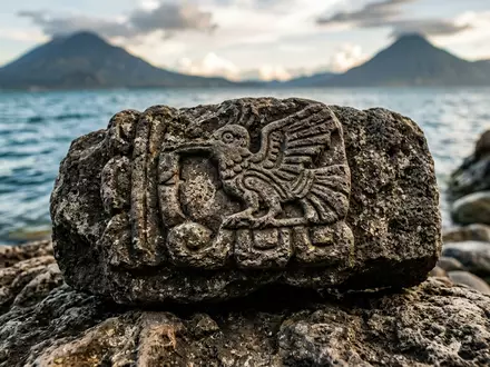 Extreme Makroaufnahme eines Materialdetails am Wahrzeichen Atitlan-See in Panajachel Guatemala, taktile Struktur und weiches Seitenlicht - Foto: THN