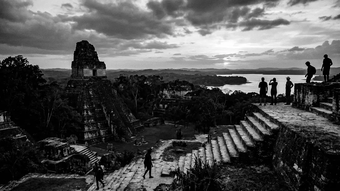 Schwarzweiss-Reportage vom Wahrzeichen Yaxha in Flores, Guatemala