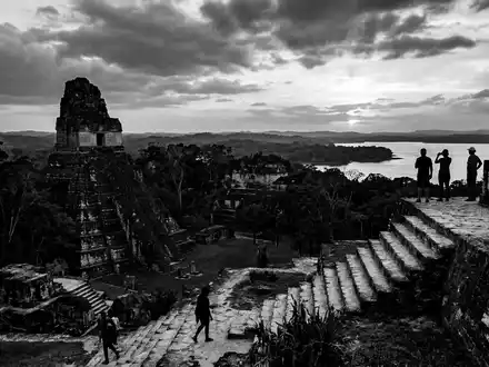 Schwarzweiss-Reportagebild vom Wahrzeichen Yaxha in Flores Guatemala, dokumentarische Reisefotografie mit starken Kontrasten - Foto: THN