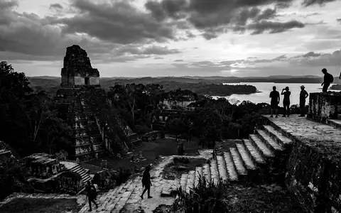 Schwarzweiss-Reportagebild vom Wahrzeichen Yaxha in Flores Guatemala, dokumentarische Reisefotografie mit starken Kontrasten - Foto: THN