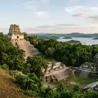Editorialbild im Reisemagazin-Stil vom Wahrzeichen Yaxha in Flores Guatemala, ausgewogene Bildgestaltung und natuerliches Umgebungslicht - Foto: THN
