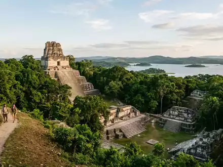 Editorialbild im Reisemagazin-Stil vom Wahrzeichen Yaxha in Flores Guatemala, ausgewogene Bildgestaltung und natuerliches Umgebungslicht - Foto: THN