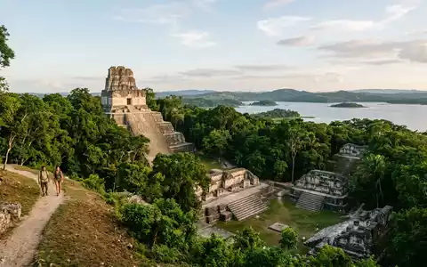 Editorialbild im Reisemagazin-Stil vom Wahrzeichen Yaxha in Flores Guatemala, ausgewogene Bildgestaltung und natuerliches Umgebungslicht - Foto: THN
