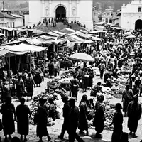 Schwarzweiss-Reportagebild vom Wahrzeichen Chichicastenango-Markt in Chichicastenango Guatemala, dokumentarische Reisefotografie mit starken Kontrasten - Foto: THN
