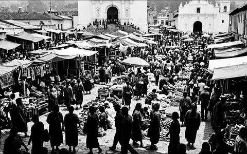 Schwarzweiss-Reportagebild vom Wahrzeichen Chichicastenango-Markt in Chichicastenango Guatemala, dokumentarische Reisefotografie mit starken Kontrasten - Foto: THN