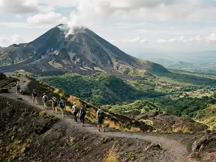 Editorialbild im Reisemagazin-Stil vom Wahrzeichen Pacaya-Vulkan in Escuintla Guatemala, ausgewogene Bildgestaltung und natuerliches Umgebungslicht - Foto: THN