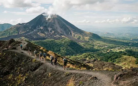 Editorialbild im Reisemagazin-Stil vom Wahrzeichen Pacaya-Vulkan in Escuintla Guatemala, ausgewogene Bildgestaltung und natuerliches Umgebungslicht - Foto: THN