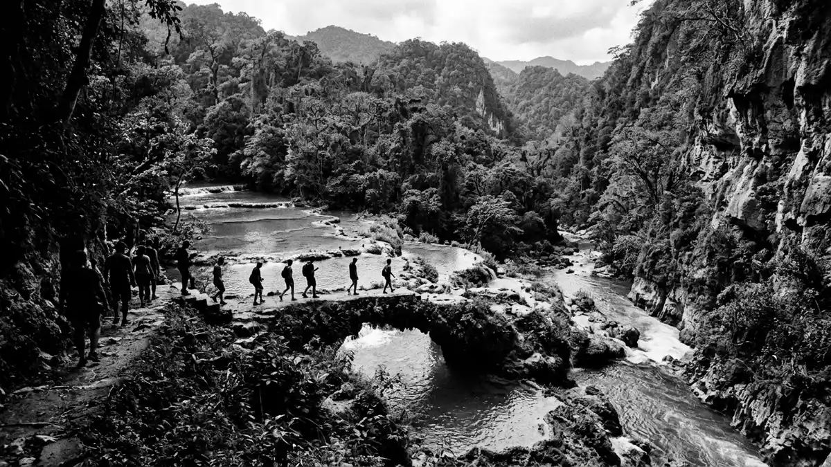 Schwarzweiss-Reportage vom Wahrzeichen Semuc Champey in Lanquin, Guatemala