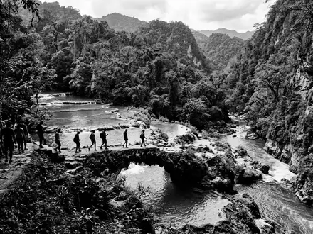 Schwarzweiss-Reportagebild vom Wahrzeichen Semuc Champey in Lanquin Guatemala, dokumentarische Reisefotografie mit starken Kontrasten - Foto: THN