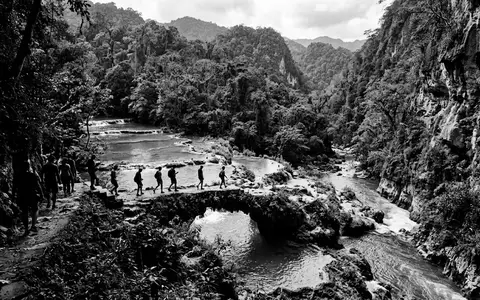 Schwarzweiss-Reportagebild vom Wahrzeichen Semuc Champey in Lanquin Guatemala, dokumentarische Reisefotografie mit starken Kontrasten - Foto: THN