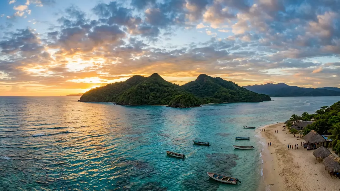Fotorealistische Ansicht von Cayos Cochinos in La Ceiba, Honduras im Abendlicht
