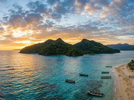 Fotorealistische Panoramaaufnahme von Cayos Cochinos in La Ceiba Honduras, warmes Abendlicht auf Wahrzeichen - Foto: THN