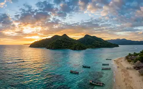Fotorealistische Panoramaaufnahme von Cayos Cochinos in La Ceiba Honduras, warmes Abendlicht auf Wahrzeichen - Foto: THN