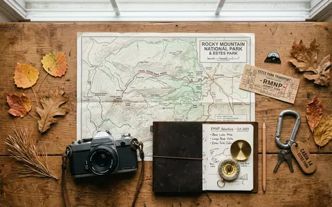 Flatlay-Reise-Arrangement rund um Rocky-Mountain-Nationalpark in Estes Park USA, Karte Kompass Kamera und generische Reiserequisiten - Foto: THN