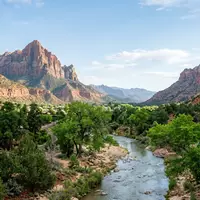 Editorialbild im Reisemagazin-Stil vom Wahrzeichen Zion-Nationalpark in Springdale USA, ausgewogene Bildgestaltung und natuerliches Umgebungslicht - Foto: THN