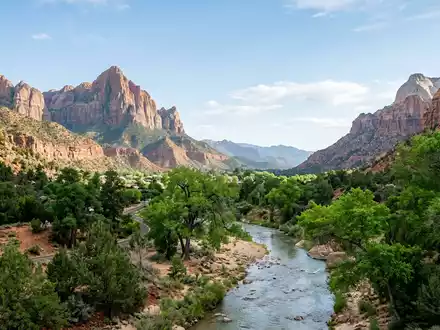 Editorialbild im Reisemagazin-Stil vom Wahrzeichen Zion-Nationalpark in Springdale USA, ausgewogene Bildgestaltung und natuerliches Umgebungslicht - Foto: THN