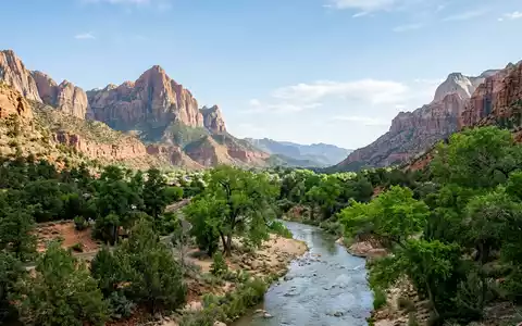 Editorialbild im Reisemagazin-Stil vom Wahrzeichen Zion-Nationalpark in Springdale USA, ausgewogene Bildgestaltung und natuerliches Umgebungslicht - Foto: THN