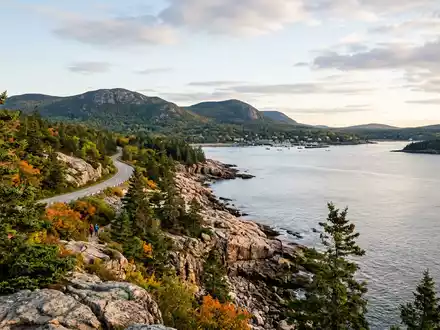 Editorialbild im Reisemagazin-Stil vom Wahrzeichen Acadia-Nationalpark in Bar Harbor USA, ausgewogene Bildgestaltung und natuerliches Umgebungslicht - Foto: THN