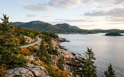 Editorialbild im Reisemagazin-Stil vom Wahrzeichen Acadia-Nationalpark in Bar Harbor USA, ausgewogene Bildgestaltung und natuerliches Umgebungslicht - Foto: THN