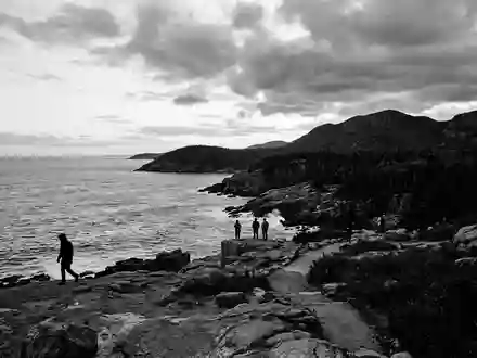Schwarzweiss-Reportagebild vom Wahrzeichen Acadia-Nationalpark in Bar Harbor USA, dokumentarische Reisefotografie mit starken Kontrasten - Foto: THN