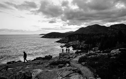 Schwarzweiss-Reportagebild vom Wahrzeichen Acadia-Nationalpark in Bar Harbor USA, dokumentarische Reisefotografie mit starken Kontrasten - Foto: THN