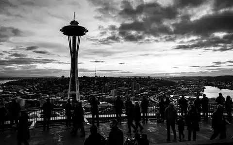 Schwarzweiss-Reportagebild vom Wahrzeichen Space Needle Seattle in Seattle USA, dokumentarische Reisefotografie mit starken Kontrasten - Foto: THN