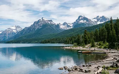 Editorialbild im Reisemagazin-Stil vom Wahrzeichen Glacier-Nationalpark in West Glacier USA, ausgewogene Bildgestaltung und natuerliches Umgebungslicht - Foto: THN