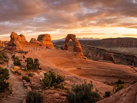 Fotorealistische Panoramaaufnahme von Arches-Nationalpark in Moab USA, warmes Abendlicht auf Wahrzeichen im Reisemotiv - Foto: THN
