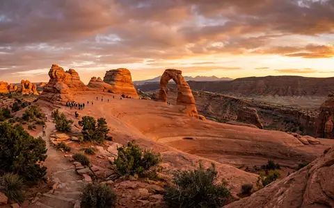 Fotorealistische Panoramaaufnahme von Arches-Nationalpark in Moab USA, warmes Abendlicht auf Wahrzeichen im Reisemotiv - Foto: THN