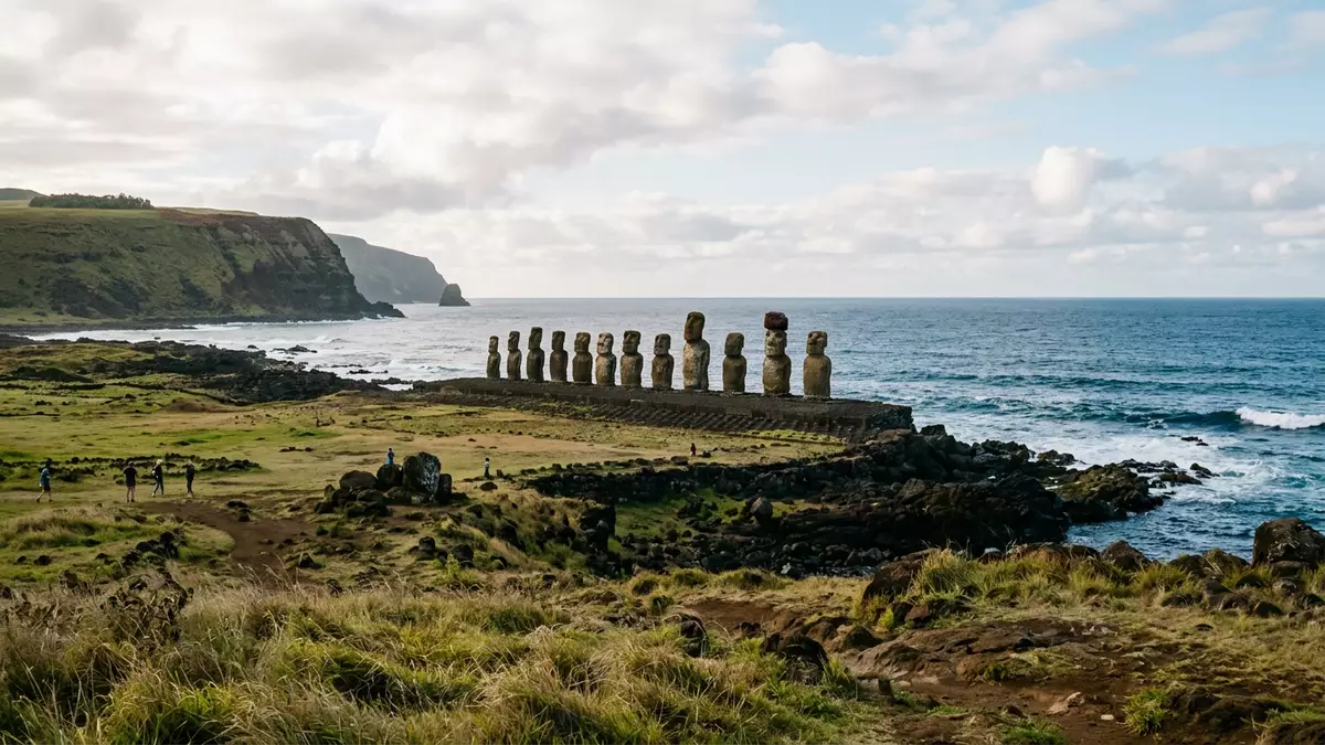 Editorial-Reisemagazinbild vom Wahrzeichen Moai von Osterinsel in Hanga Roa, Chile