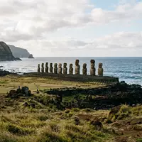 Editorialbild im Reisemagazin-Stil vom Wahrzeichen Moai von Osterinsel in Hanga Roa Chile, ausgewogene Bildgestaltung und - Foto: THN