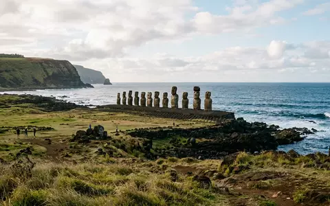 Editorialbild im Reisemagazin-Stil vom Wahrzeichen Moai von Osterinsel in Hanga Roa Chile, ausgewogene Bildgestaltung und - Foto: THN