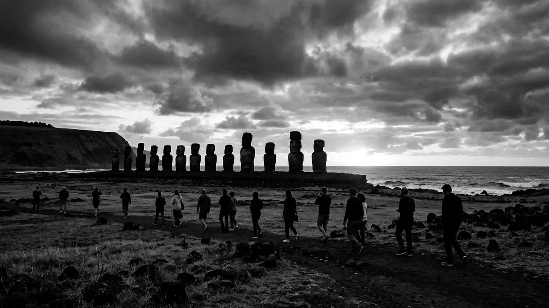 Schwarzweiss-Reportage vom Wahrzeichen Moai von Osterinsel in Hanga Roa, Chile