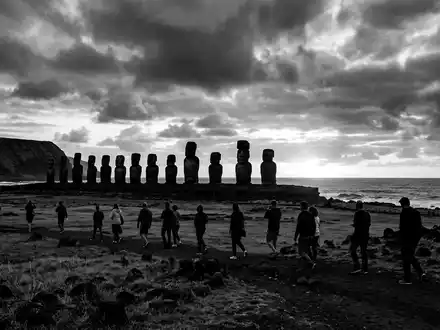 Schwarzweiss-Reportagebild vom Wahrzeichen Moai von Osterinsel in Hanga Roa Chile, dokumentarische Reisefotografie mit starken Kontrasten - Foto: THN