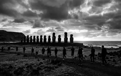 Schwarzweiss-Reportagebild vom Wahrzeichen Moai von Osterinsel in Hanga Roa Chile, dokumentarische Reisefotografie mit starken Kontrasten - Foto: THN