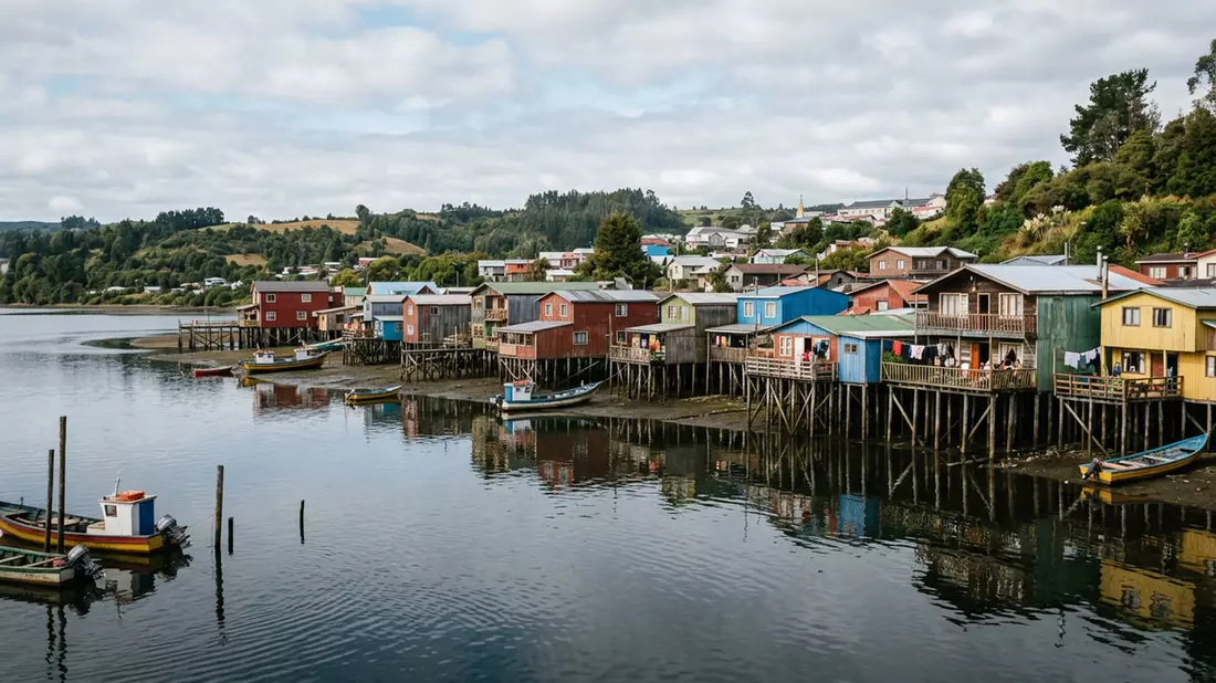 Editorial-Reisemagazinbild vom Wahrzeichen Chiloe Palafitos in Castro, Chile