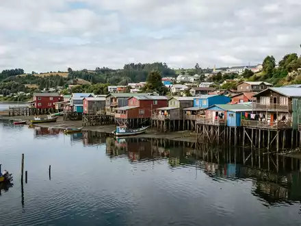 Editorialbild im Reisemagazin-Stil vom Wahrzeichen Chiloe Palafitos in Castro Chile, ausgewogene Bildgestaltung und natuerliches Umgebungslicht - Foto: THN