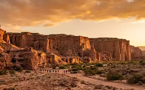 Fotorealistische Panoramaaufnahme von Talampaya-Nationalpark in La Rioja Argentinien, warmes Abendlicht auf Wahrzeichen - Foto: THN