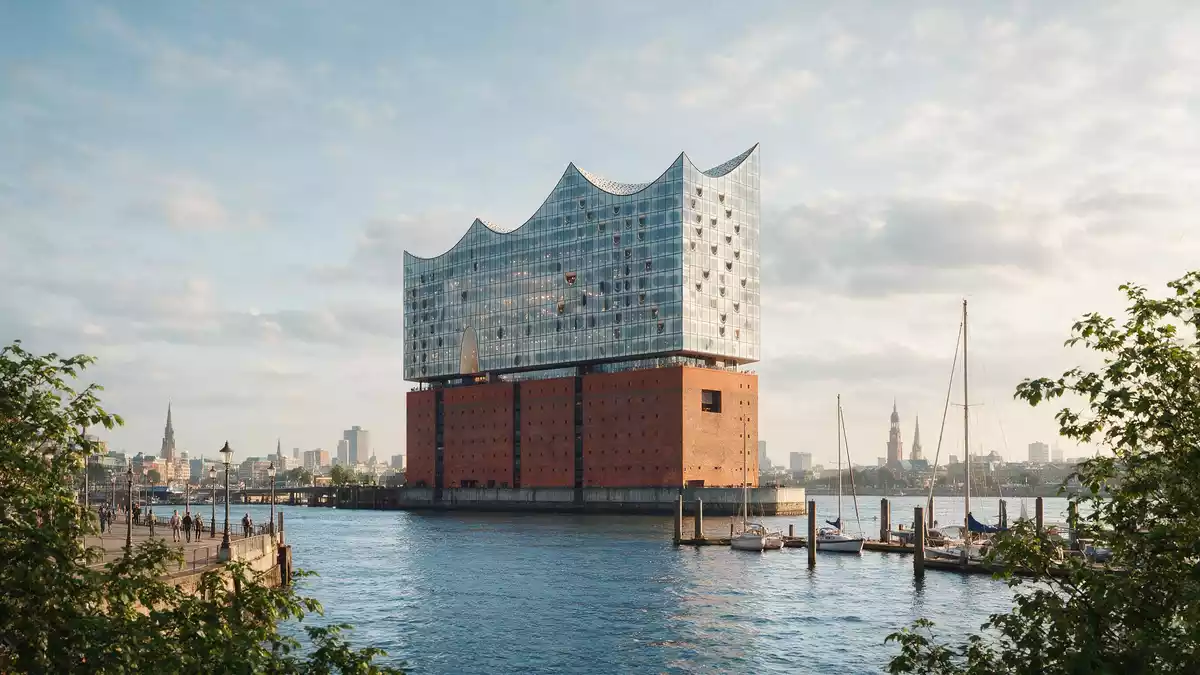 Editorial-Reisemagazinbild vom Wahrzeichen Elbphilharmonie Hamburg in Hamburg, Deutschland