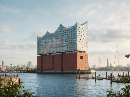 Editorialbild im Reisemagazin-Stil vom Wahrzeichen Elbphilharmonie Hamburg in Hamburg Deutschland, ausgewogene Bildgestaltung und natuerliches Umgebungslicht - Foto: THN