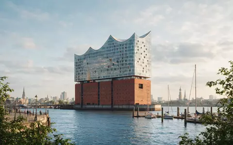 Editorialbild im Reisemagazin-Stil vom Wahrzeichen Elbphilharmonie Hamburg in Hamburg Deutschland, ausgewogene Bildgestaltung und natuerliches Umgebungslicht - Foto: THN