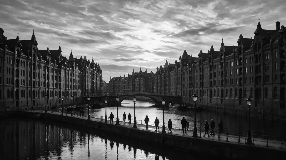 Schwarzweiss-Reportage vom Wahrzeichen Speicherstadt Hamburg in Hamburg, Deutschland