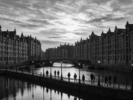 Schwarzweiss-Reportagebild vom Wahrzeichen Speicherstadt Hamburg in Hamburg Deutschland, dokumentarische Reisefotografie mit starken Kontrasten - Foto: THN