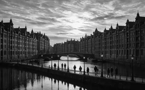 Schwarzweiss-Reportagebild vom Wahrzeichen Speicherstadt Hamburg in Hamburg Deutschland, dokumentarische Reisefotografie mit starken Kontrasten - Foto: THN