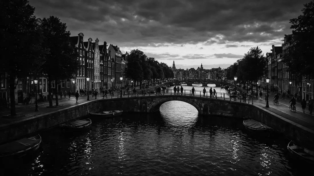 Schwarzweiss-Reportage vom Wahrzeichen Grachten von Amsterdam in Amsterdam, Niederlande