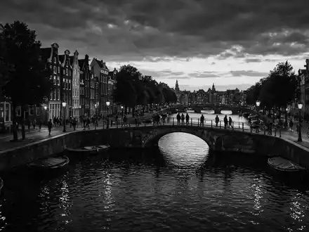 Schwarzweiss-Reportagebild vom Wahrzeichen Grachten von Amsterdam in Amsterdam Niederlande, dokumentarische Reisefotografie mit starken Kontrasten - Foto: THN