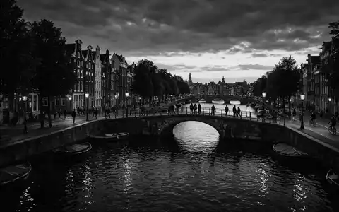 Schwarzweiss-Reportagebild vom Wahrzeichen Grachten von Amsterdam in Amsterdam Niederlande, dokumentarische Reisefotografie mit starken Kontrasten - Foto: THN