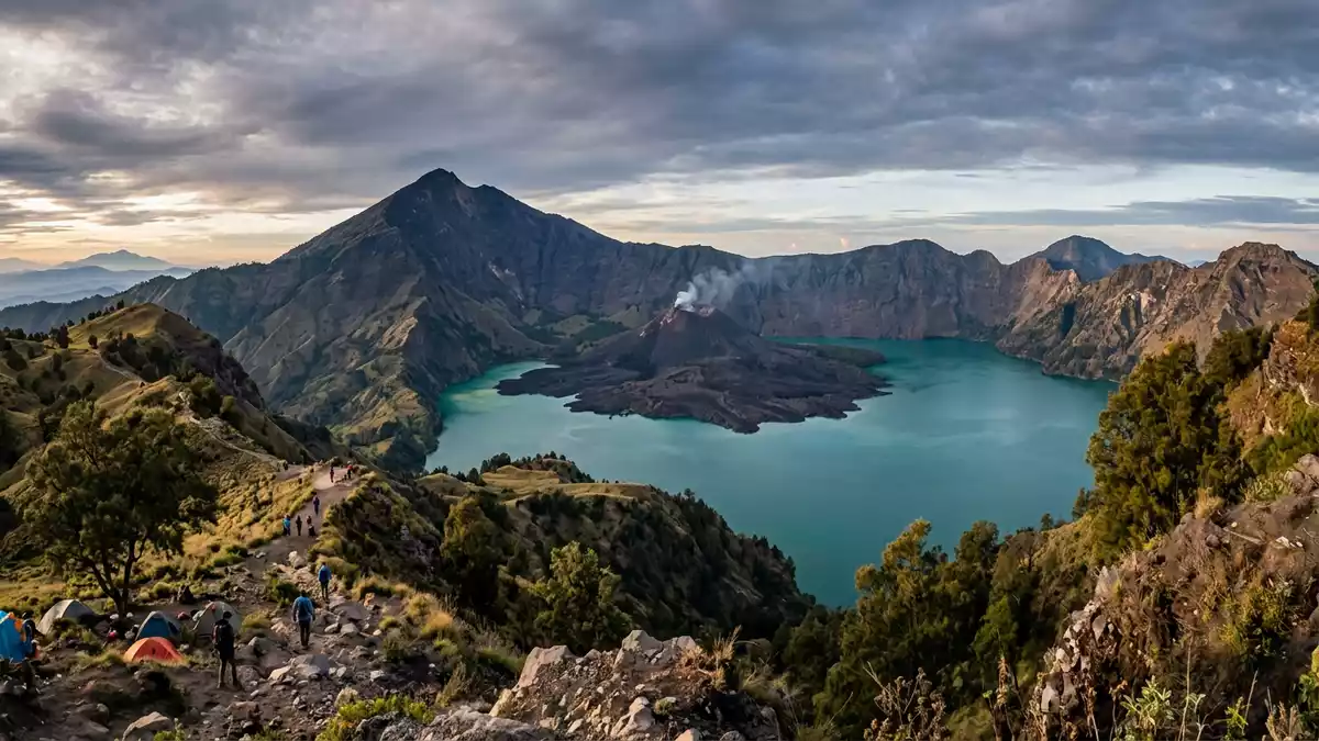 Editorial-Reisemagazinbild vom Wahrzeichen Mount Rinjani in Lombok, Indonesien